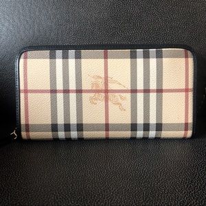 Burberry wallet in perfect condition.